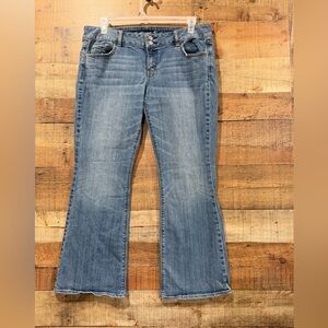 American Eagle Artist Light Wash Flare Women’s Blue Jeans Size 16 Short